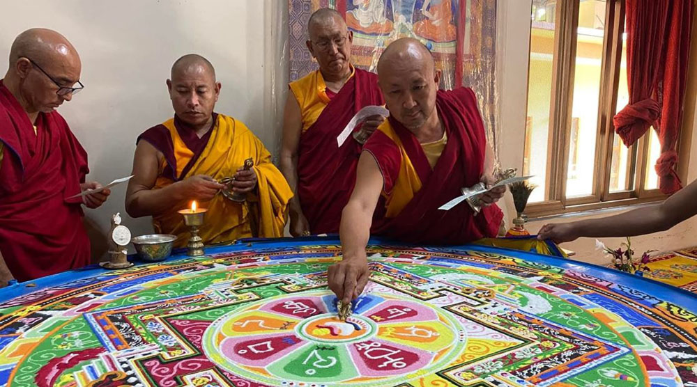 Khenpo Jampal bei der Auflösung eines Sandmandalas Khenpo Jampal bei der Auflösung eines Sandmandalas