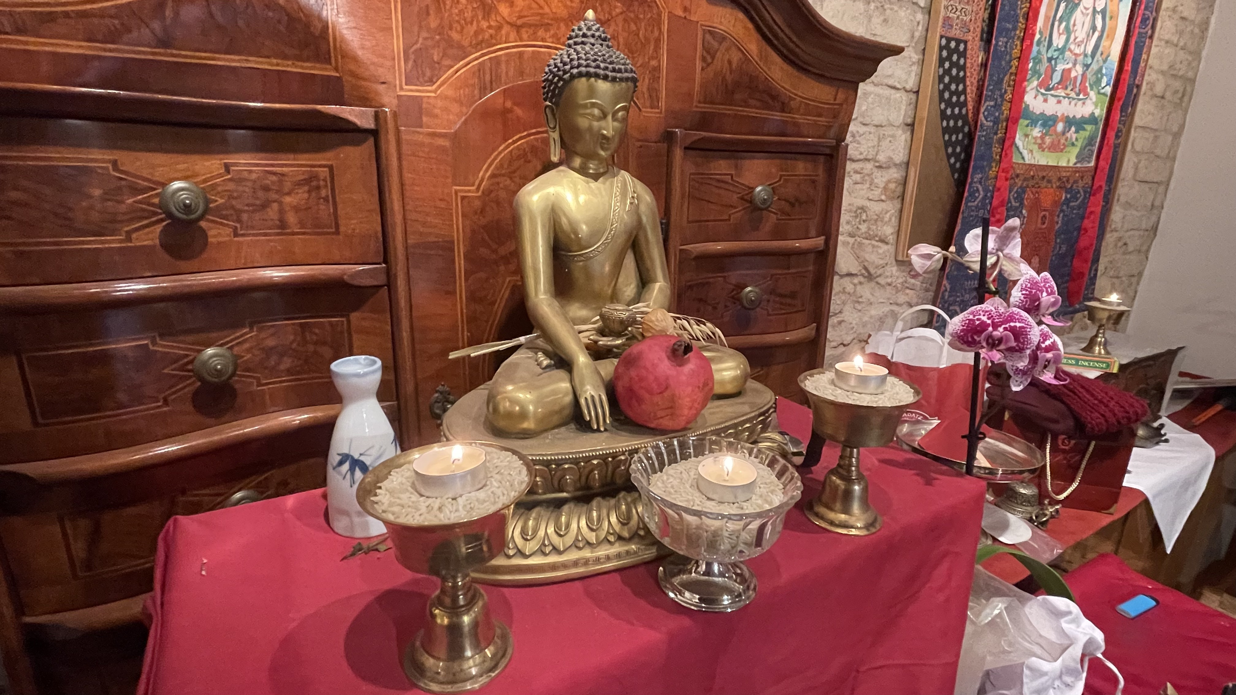 Altar mit Buddha Statue