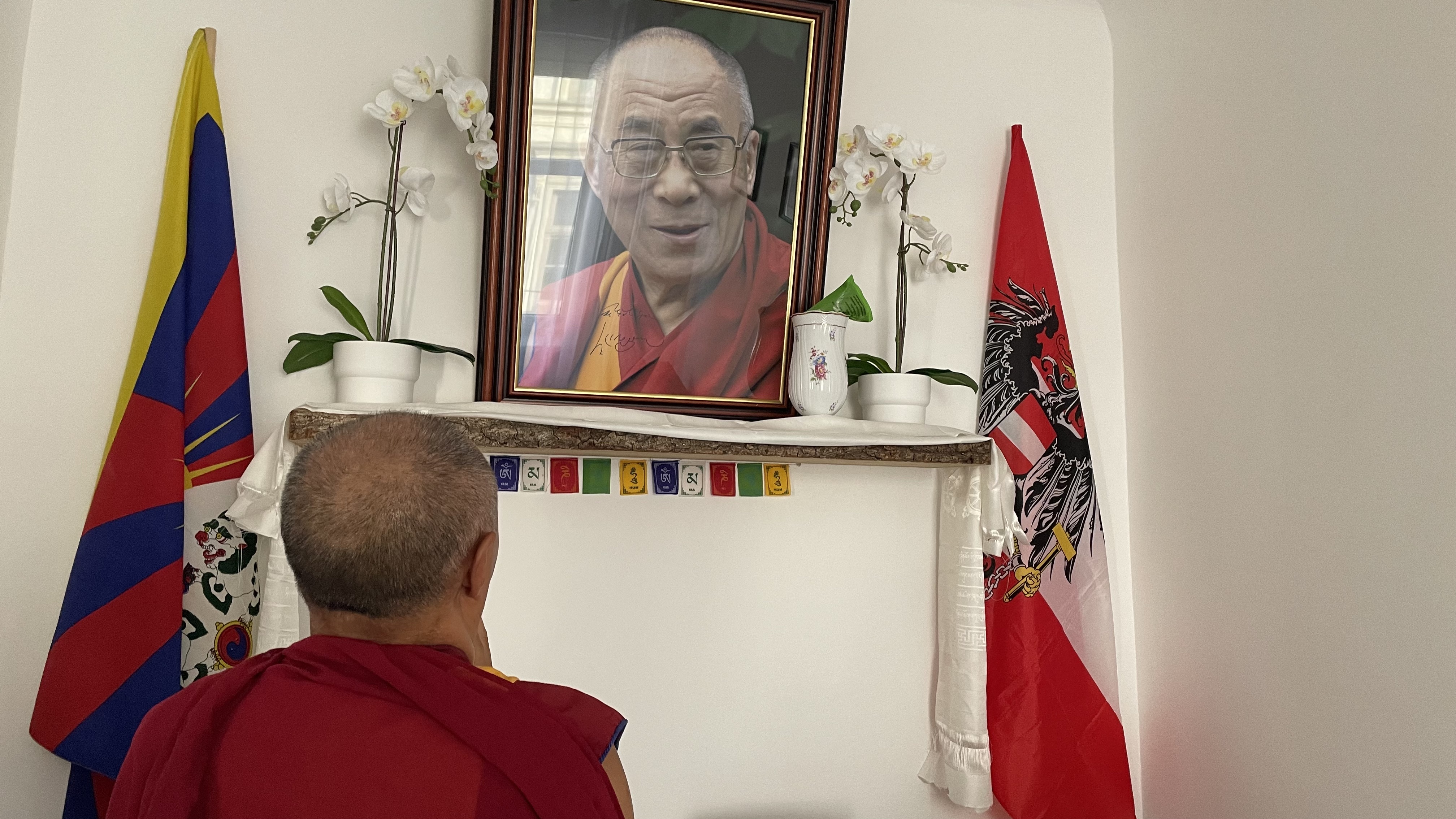 Gebet vor dem Foto seiner Heiligkeit dem 14. Dalai Lama von Tibet