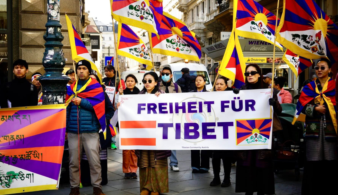 Friedliche Demonstration in Wien in Erinnerung an den tibetischen Volksaufstand 1959