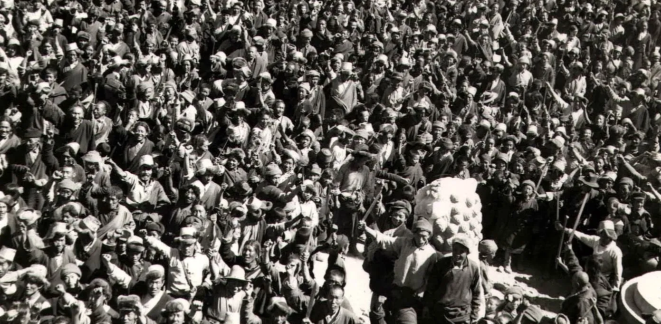Foto von der Menschenmenge in Lhasa 1959
