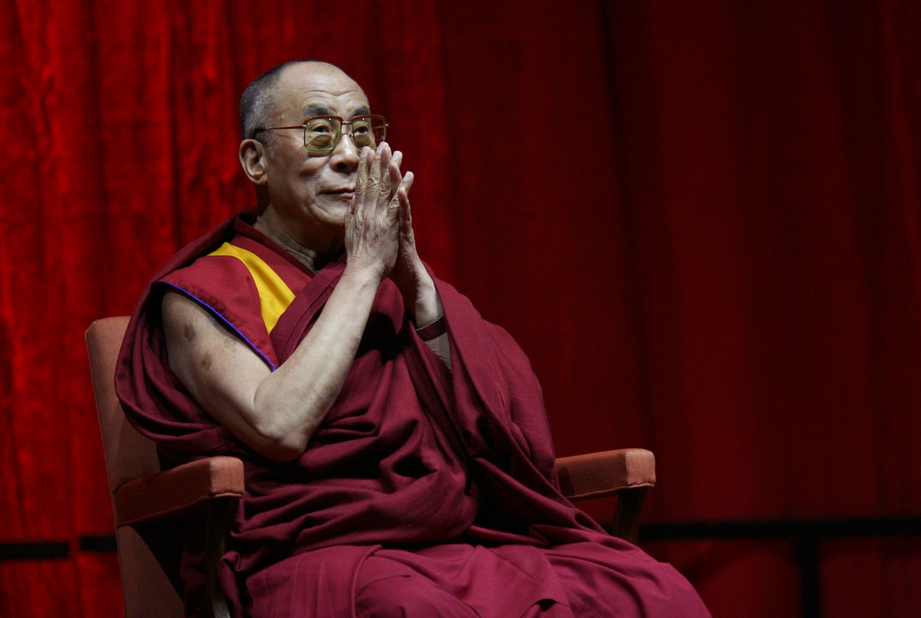 Der Dalai Lama mit gefalteten Händen Der Dalai Lama mit gefalteten Händen