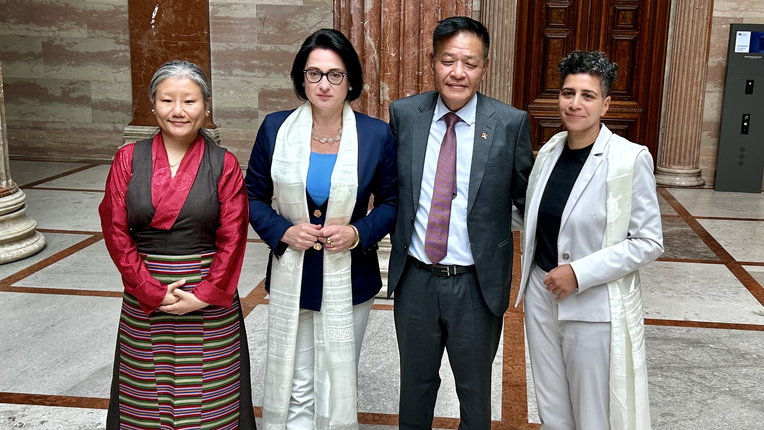 Thinley Chukki, Dr. Gudrun Kugler (ÖVP), Penpa Tsering, Faika El-Nagashi (Grüne)