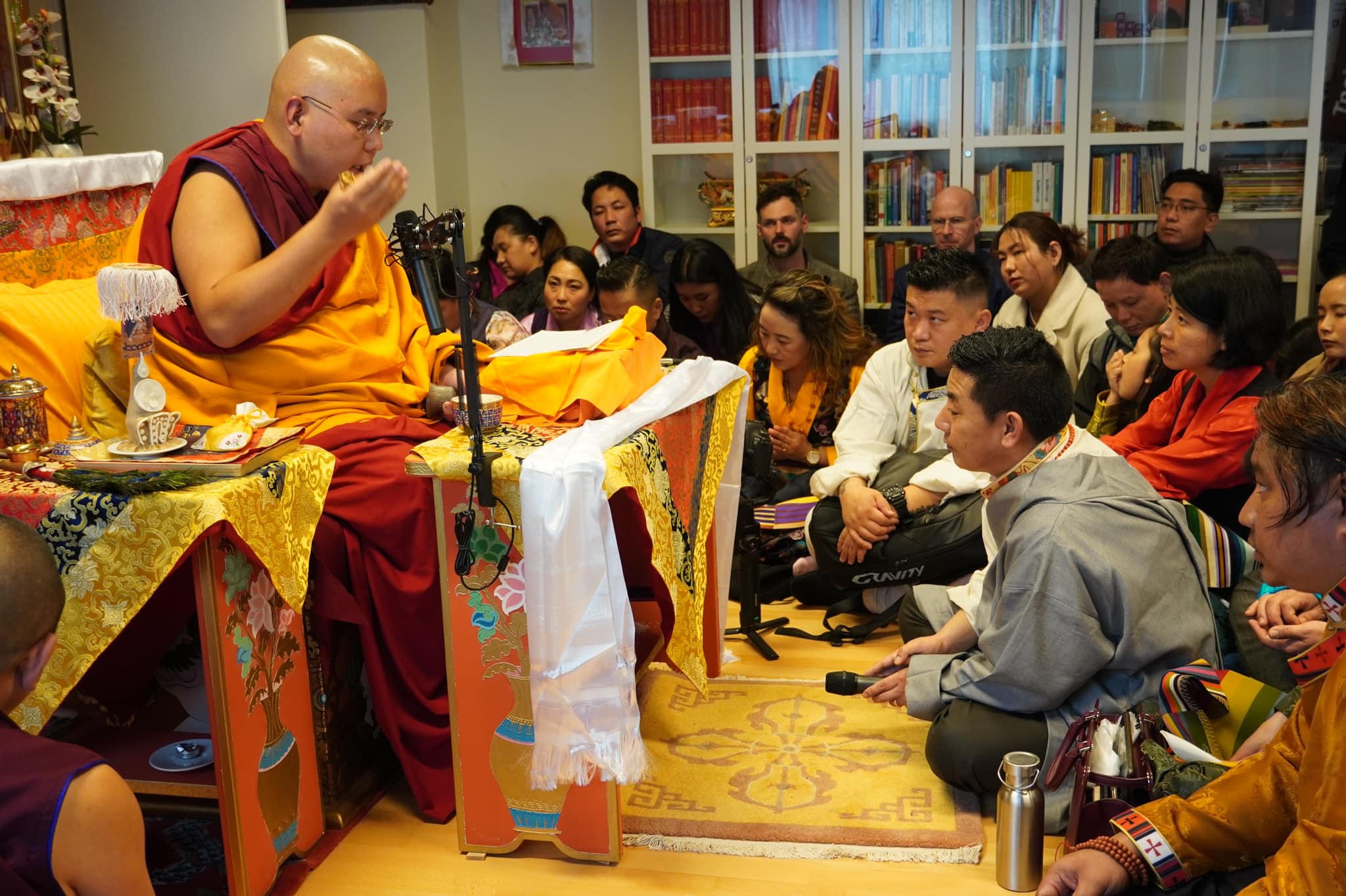 Der Ling Rinpoche mit Tibetern aus Wien