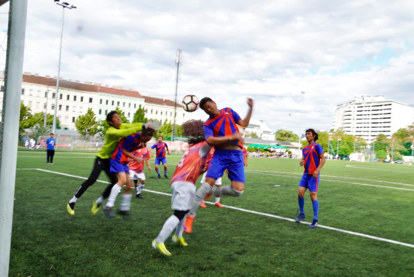 Den Nachmittag begingen Tibeter aus Wien in einem Freundschaftsfußballspiel gegen Tibeter aus Linz.