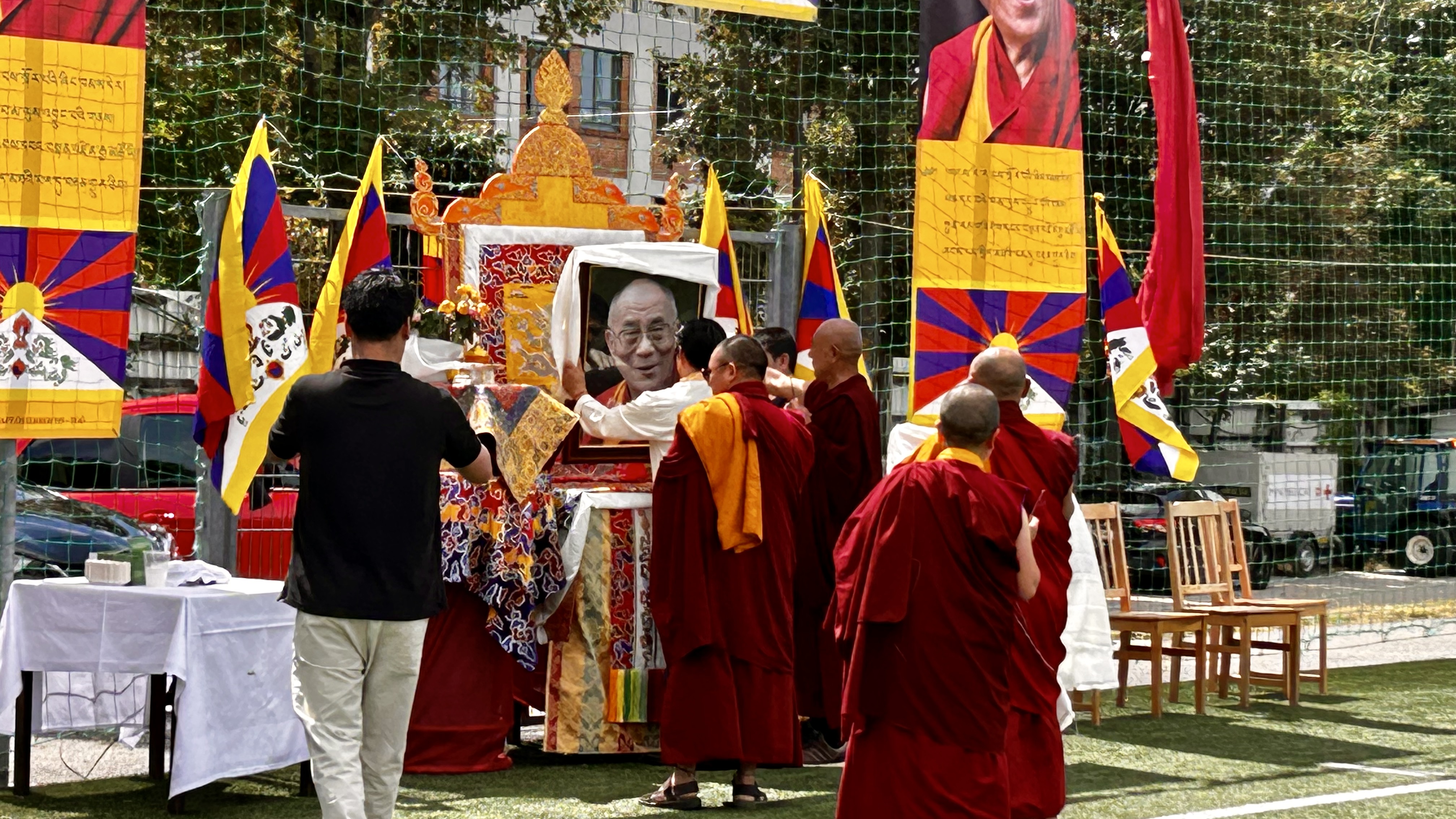 Zuerst legten die Mönche und eine Nonne vom Stupa in Ungarn einen Schal zu Ehren des Dalai Lama auf dessen Altar ab.