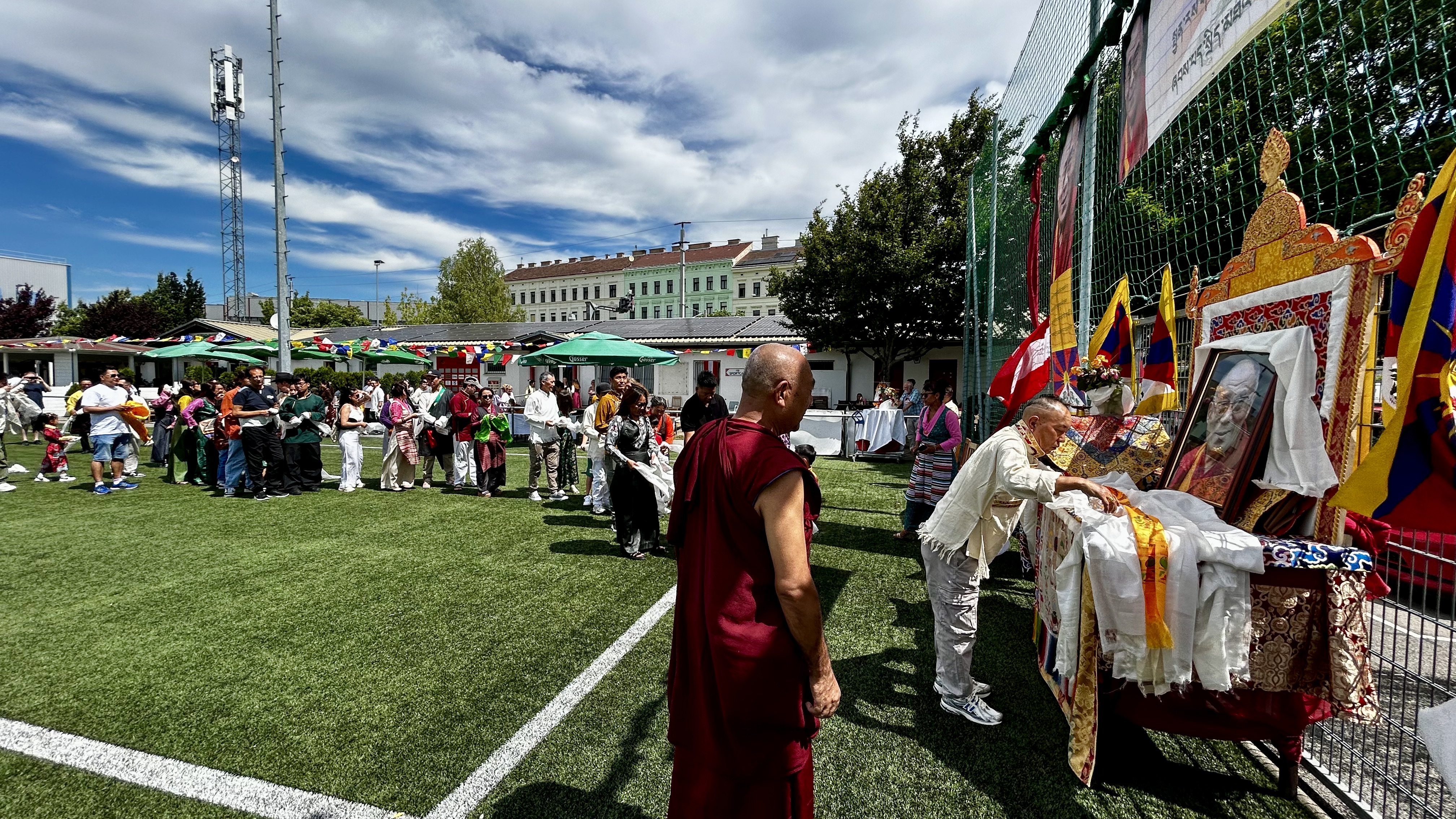 Eine lange Schlange vor dem Altar wartete um Seiner Heiligkeit dem 14. Dalai Lama von Tibet die Ehre zu erweisen.
