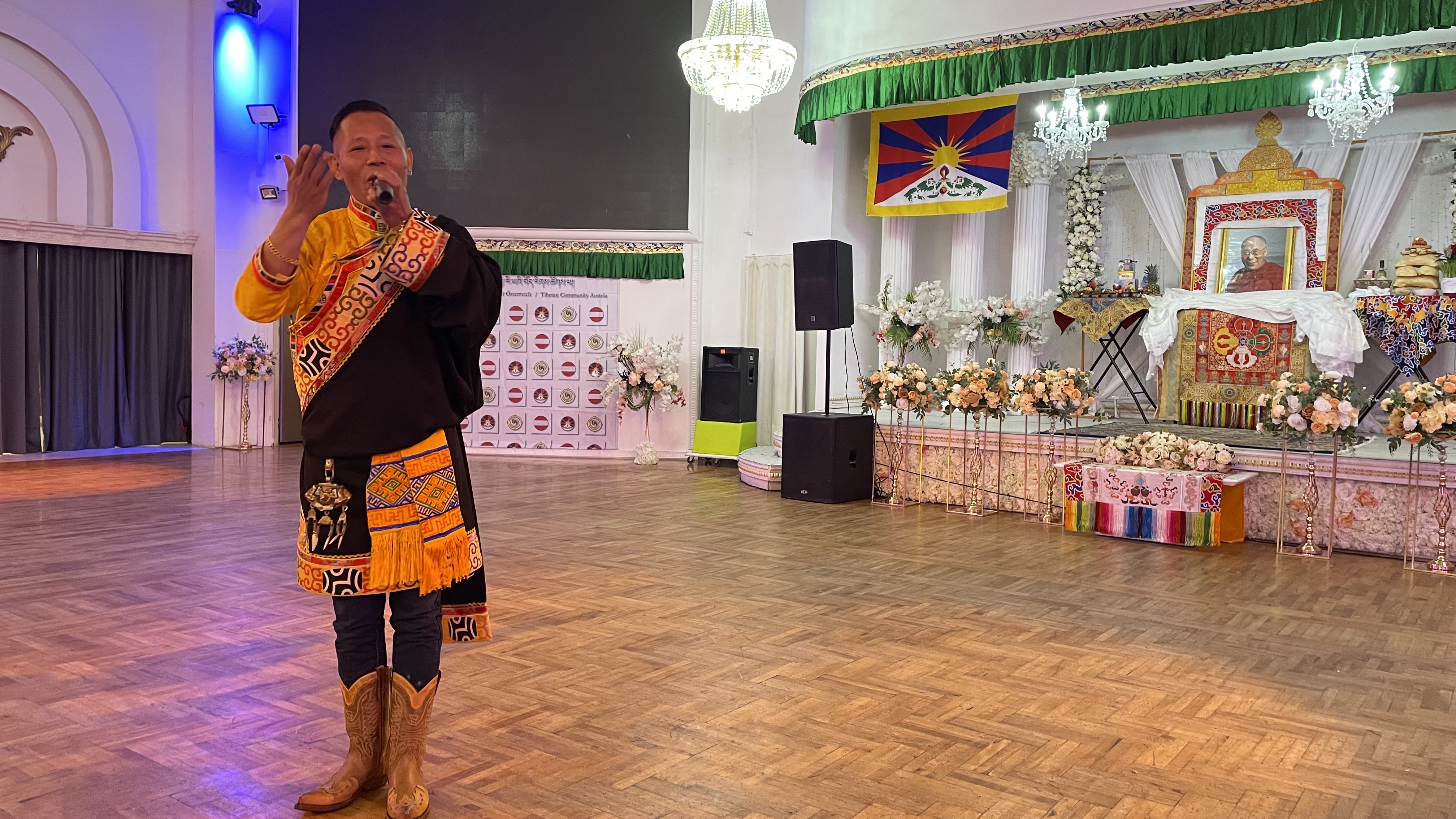 Tibetischer Tanz und Gesang dargebracht von einem Tibeter aus der Schweiz