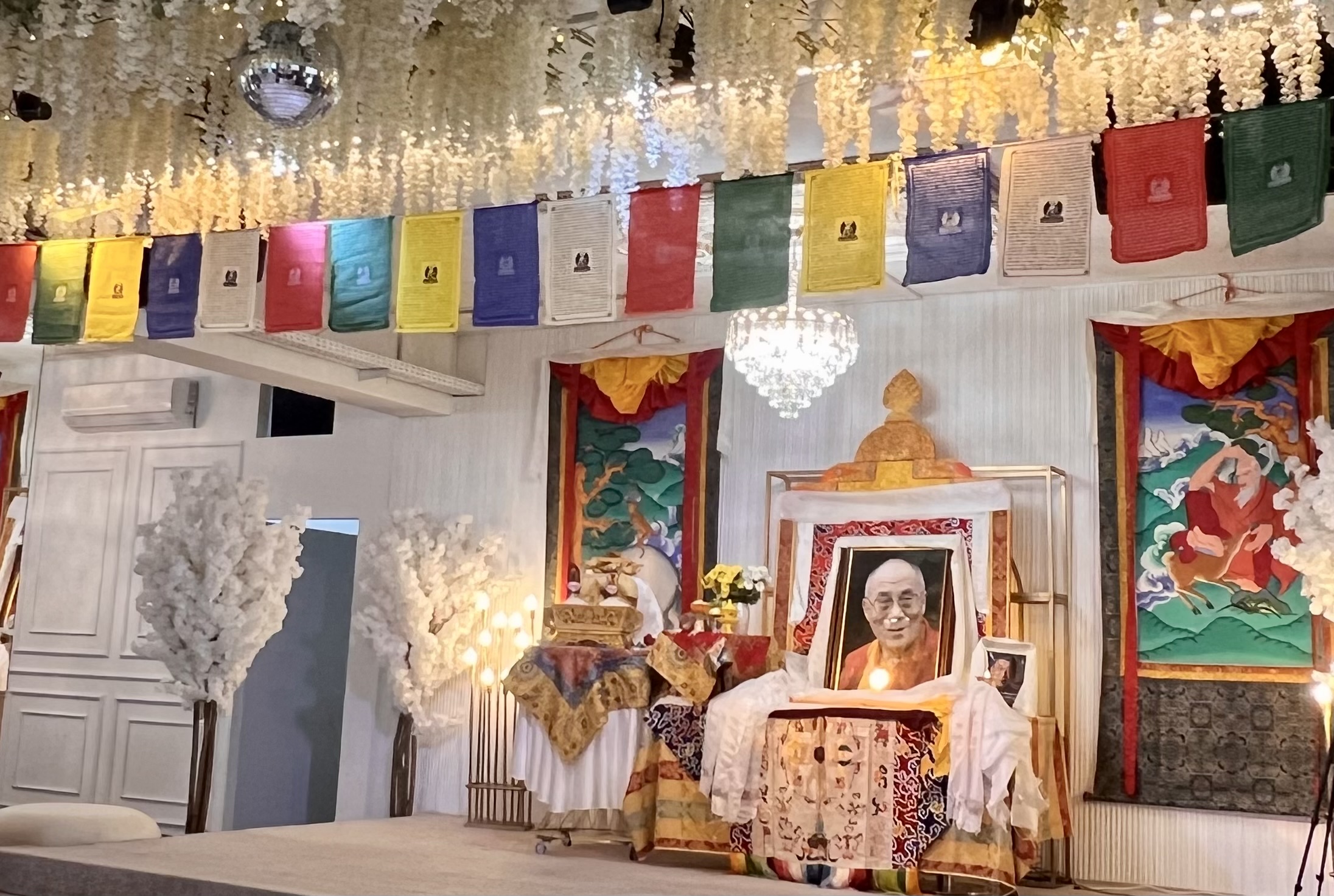 Altar mit Seiner Heiligkeit und dem verstorbenen Bruder