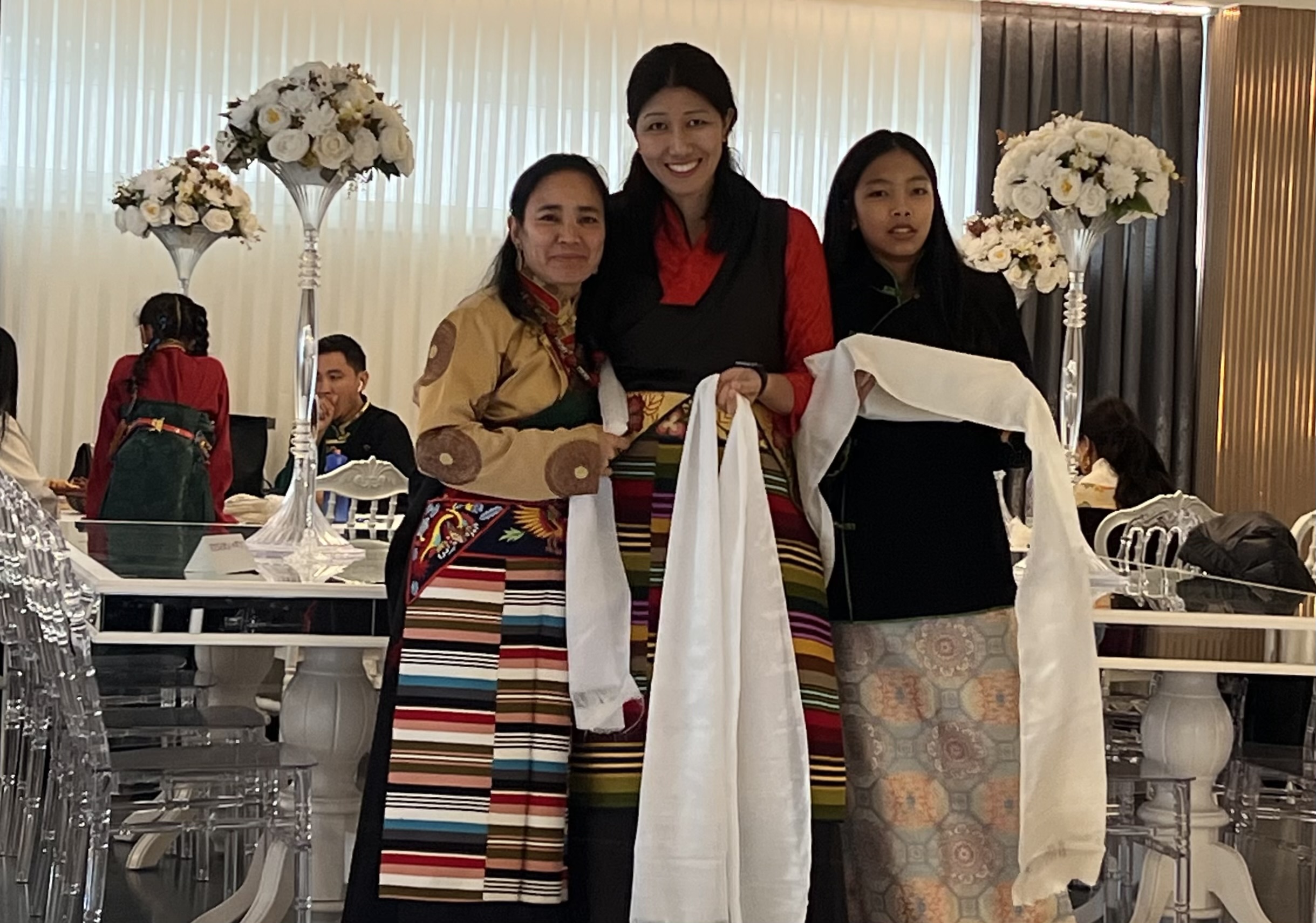 Tibeterinnen mit Glücksschal