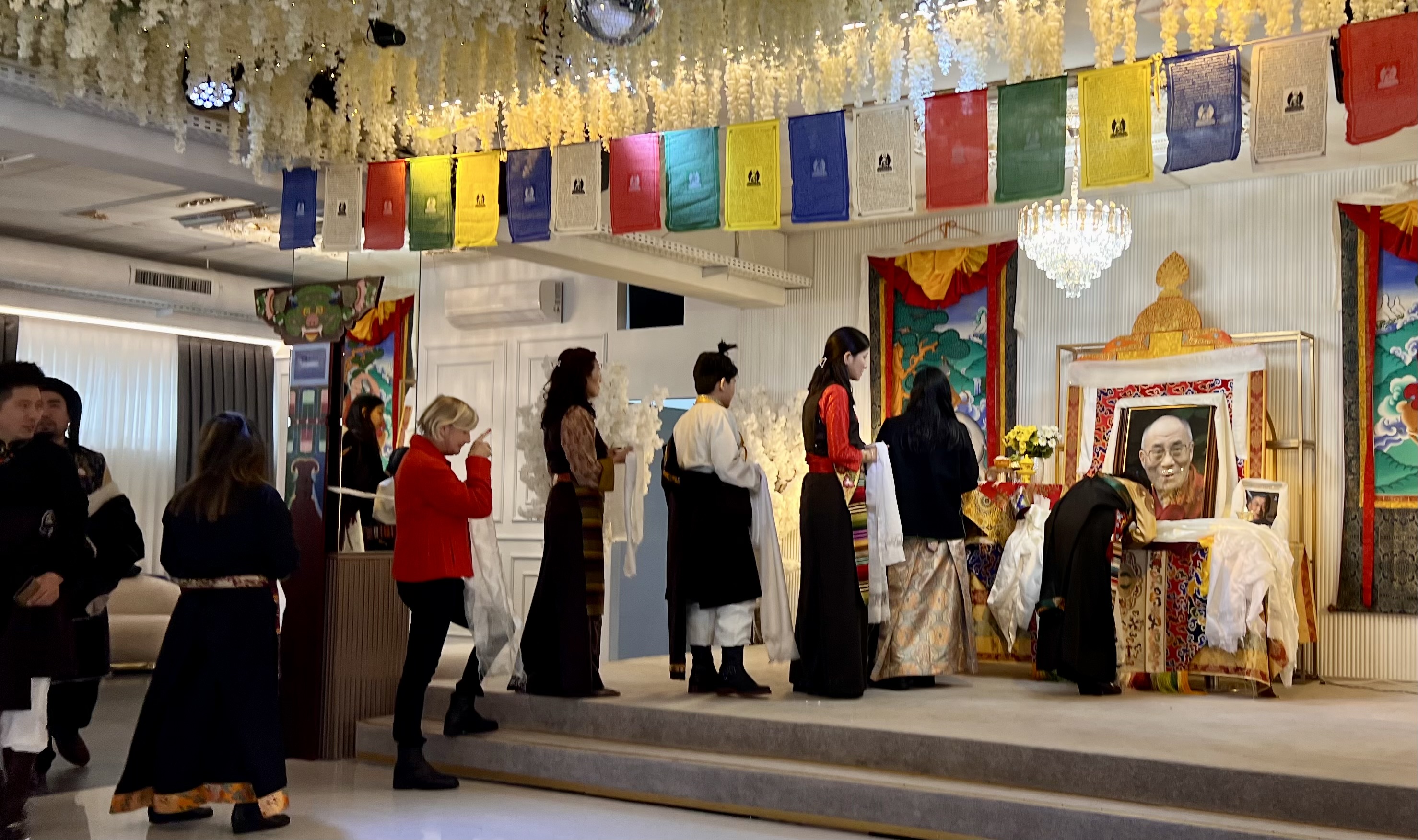 Glücksschals werden dem Bild Seiner Heiligkeit angeboten