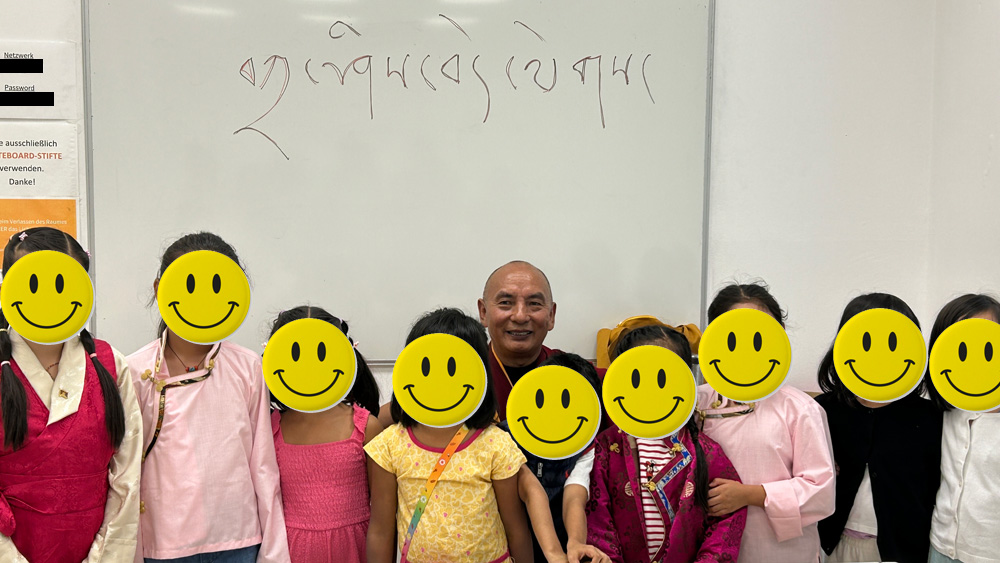 Geshe Lobsang Soepa mit den Kleinsten der Tibetklassen Geshe Lobsang Soepa mit den Kleinsten der Tibetklassen